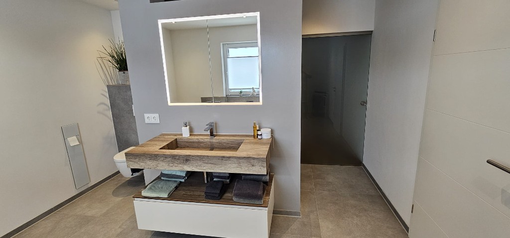 Modernes Badezimmer mit Waschtisch in Holzoptik